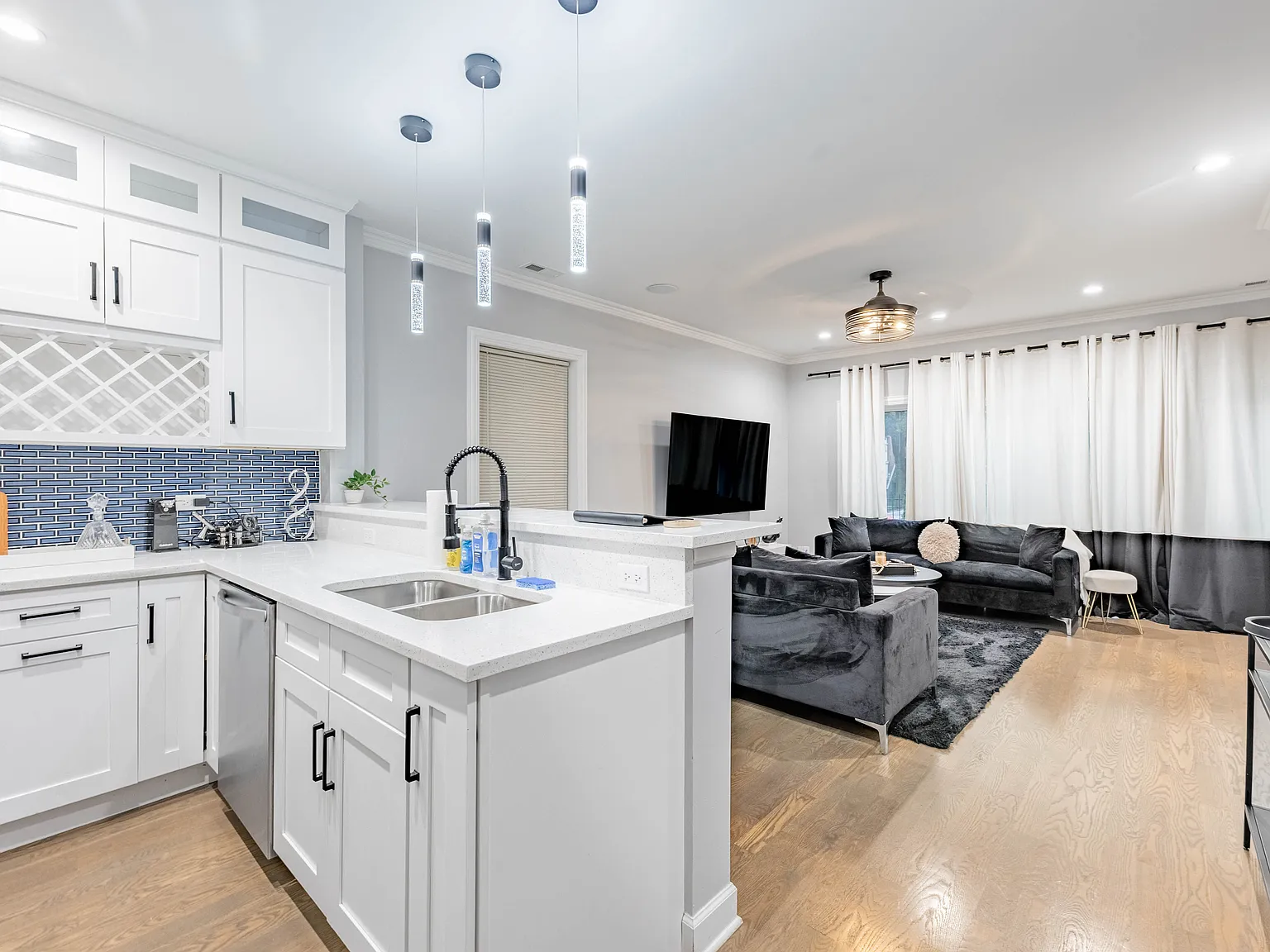 3 bed, 1100 sqft, $2,850 — Photo 3