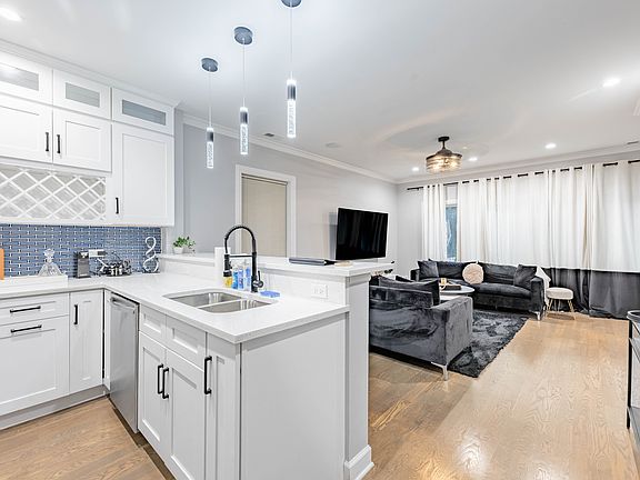 3rd image of 4634 S Langley Ave #1