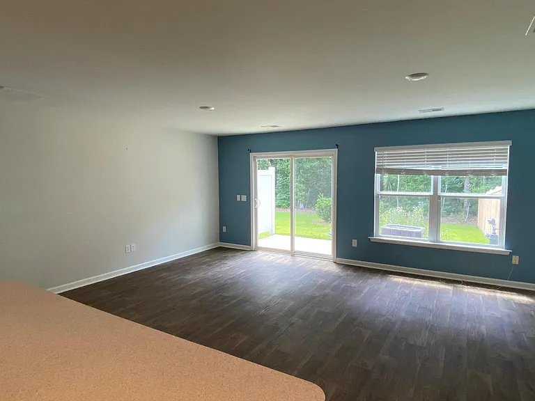 135 E Sunrise Ln — Photo 7