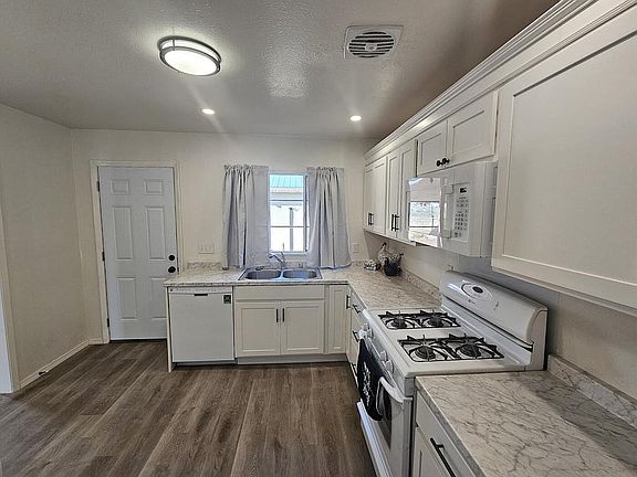5th image of 924 Jackson Ave
