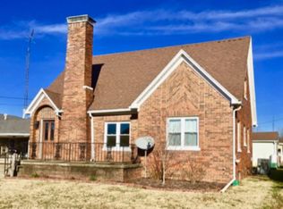 206 7th St, Carmi, IL 62821