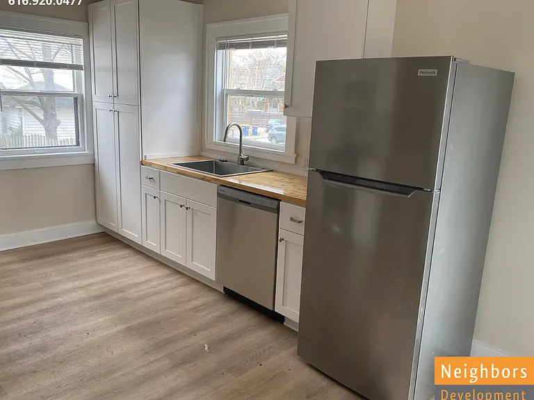 1139 Walker Ave NW — Photo 11