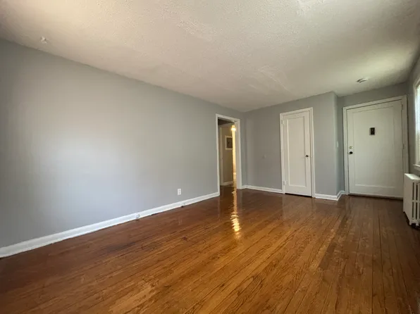 35-03 Hughes St, Hartford, CT