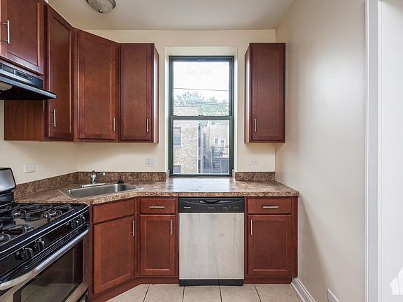 2nd image of 845 W Cornelia Ave APT 3E