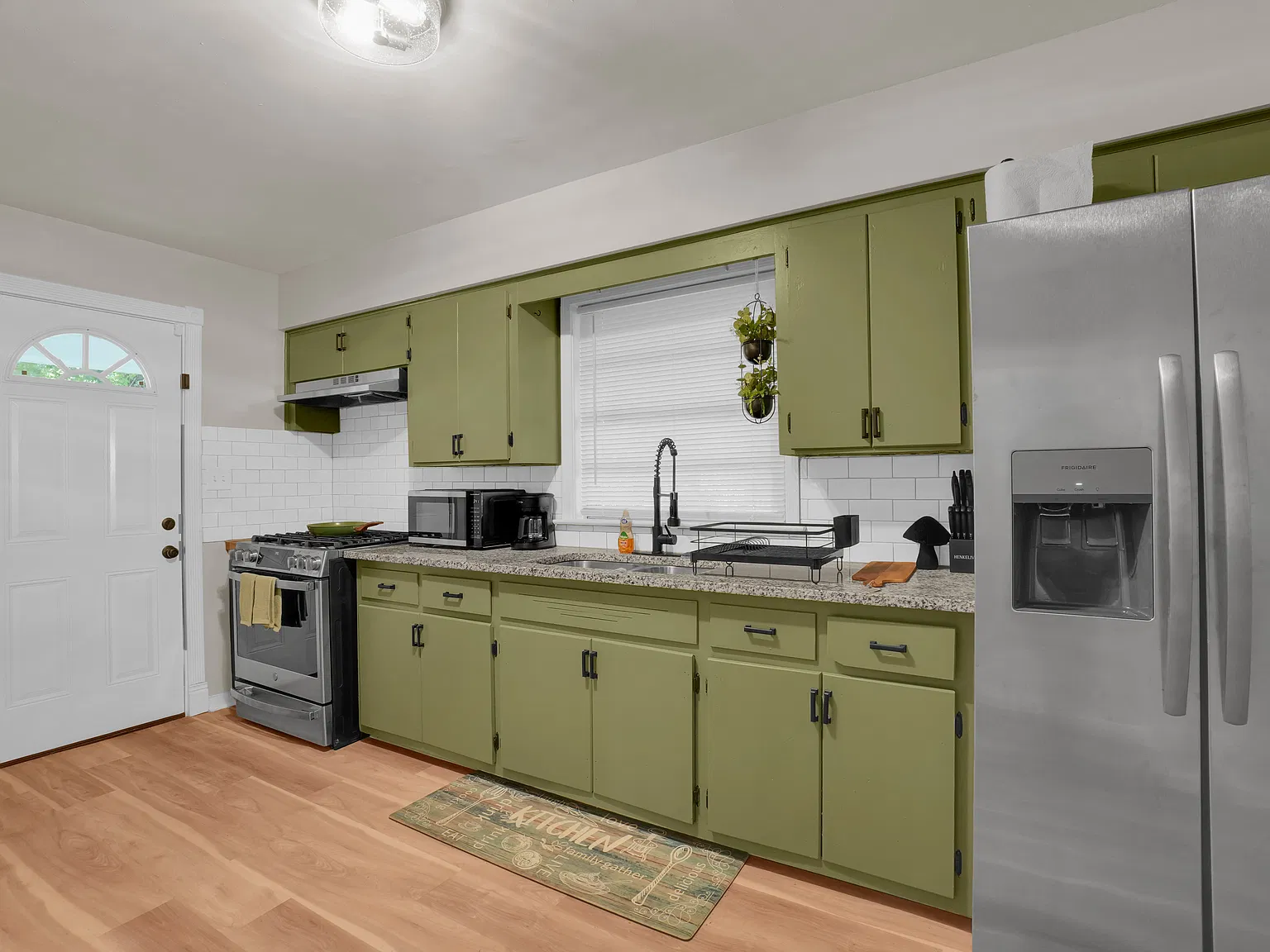 2 bed, 1060 sqft, $2,400 — Photo 1