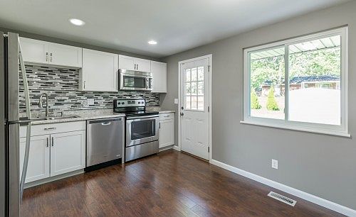 4th image of 7713 Shalamar Dr