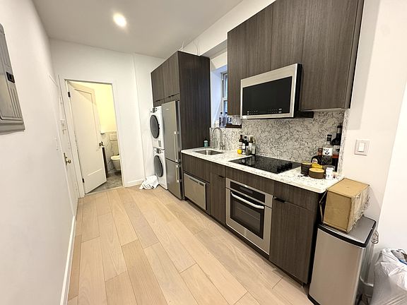 4th image of 225 E 25th St APT 5A