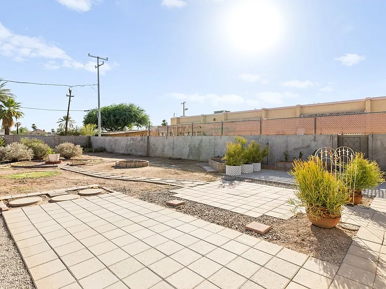 1025 E Portland St — Photo 32