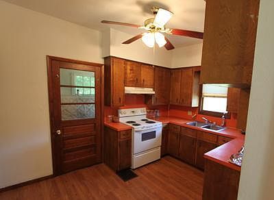 3rd image of 93 E Lakewood Blvd