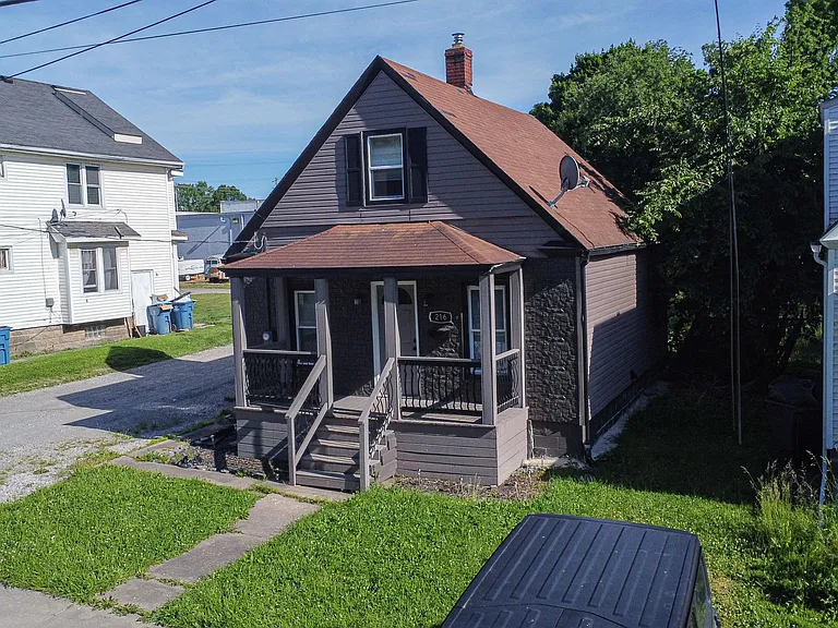 216 E 33rd St — Photo 26