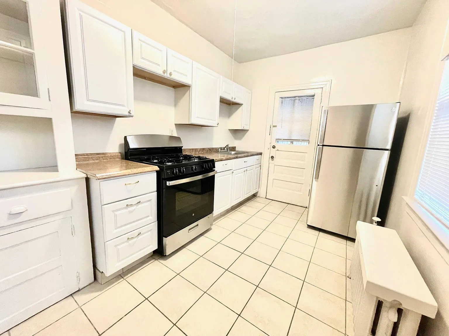 702 Farmington Ave — Photo 2