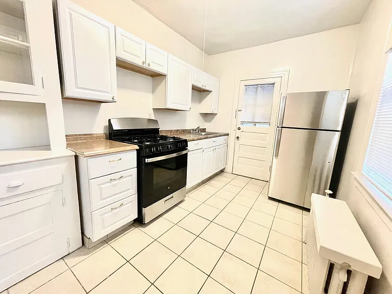 702 Farmington Ave #A3 — Photo 2