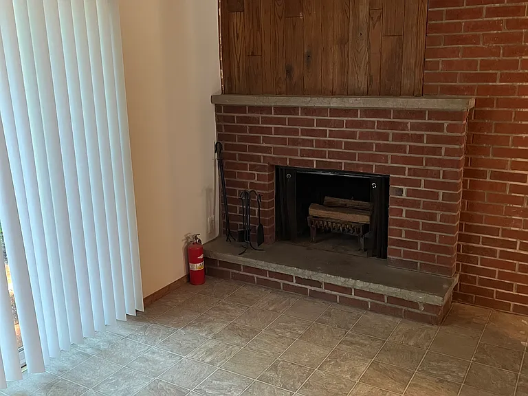 1615 Fairview Ct — Photo 4