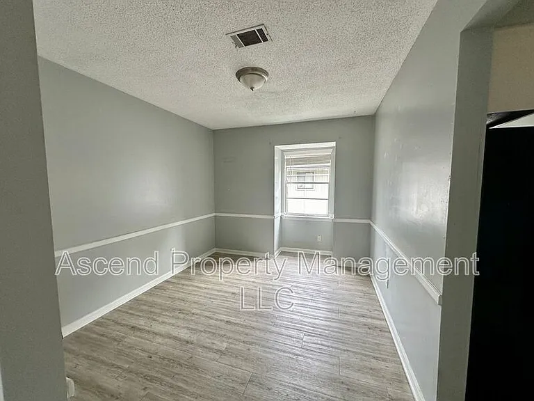 2410 Lyndon Ave #8 — Photo 4