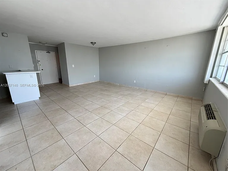 5313 Collins Ave #1008 — Photo 2