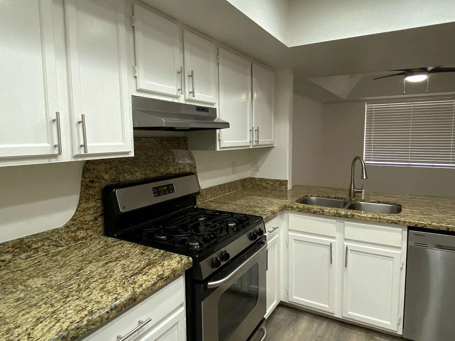 *End Mgmt 08.31.2026* Colonia Apartment Homes - Roger — Photo 3