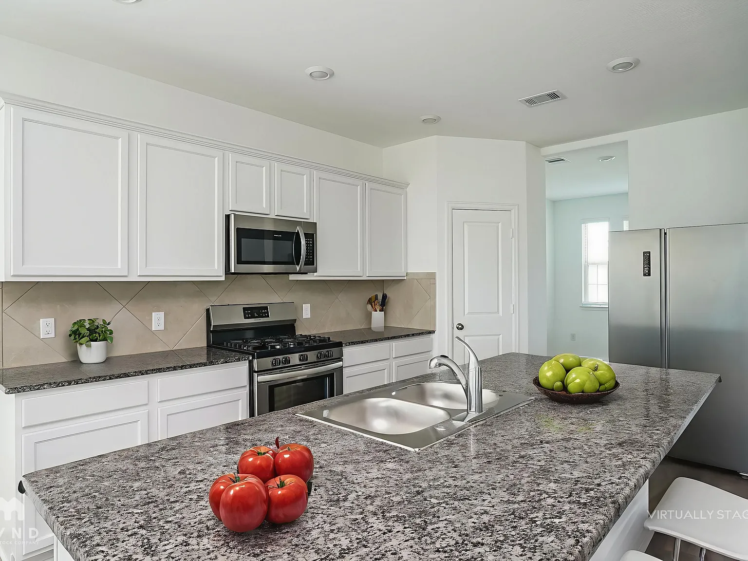 4 bed, 2.5 bath, 2273 sqft, $2,504 — Photo 4