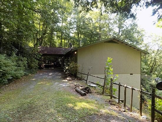 Carport/parking area