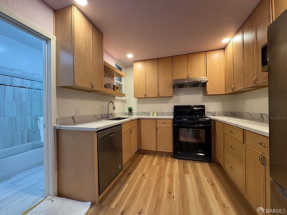 4th image of 2719 Hyde St