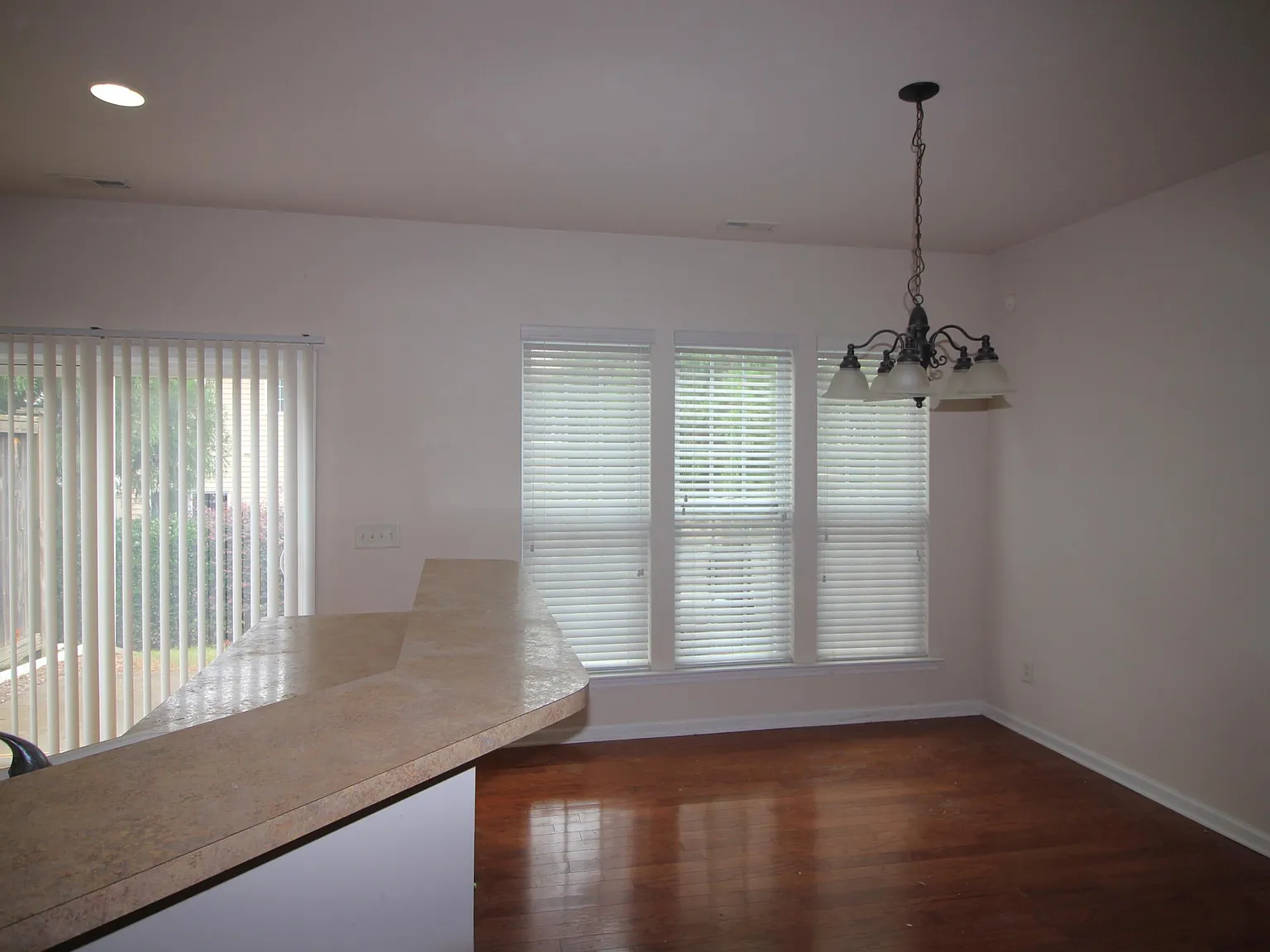 3 bed, 2.5 bath, 1700 sqft, $1,995 — Photo 4