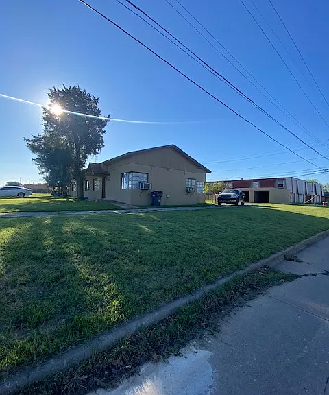 NW Williams Ave — Photo 1