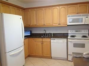 4th image of 401 Greenbrier Cir