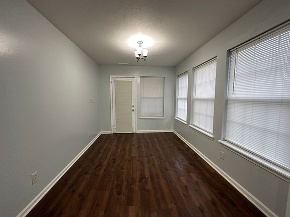 4th image of 1017 Amesbury Ct