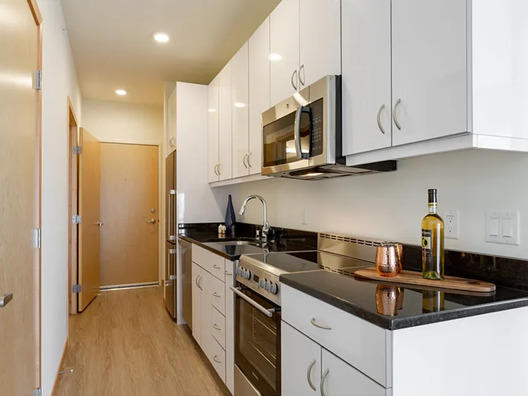 1 Bed / 1 Bath - 652 SF - Kitchen