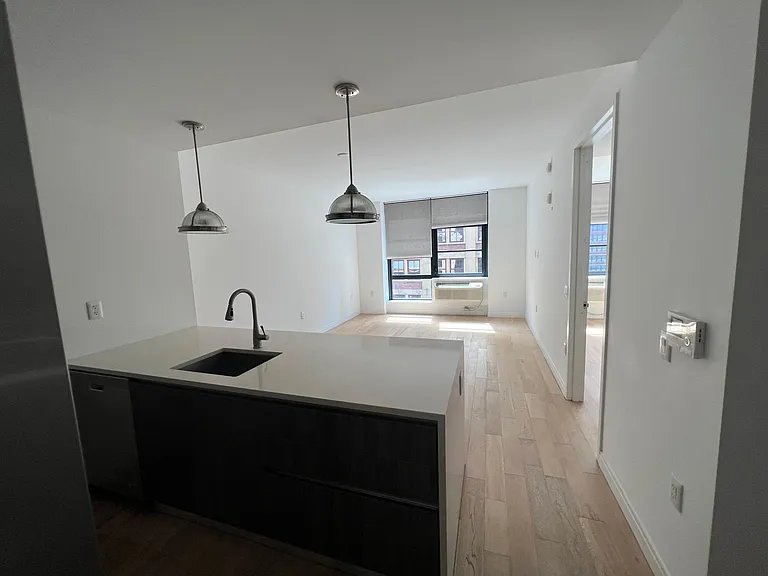 160 1st St #606 — Photo 3