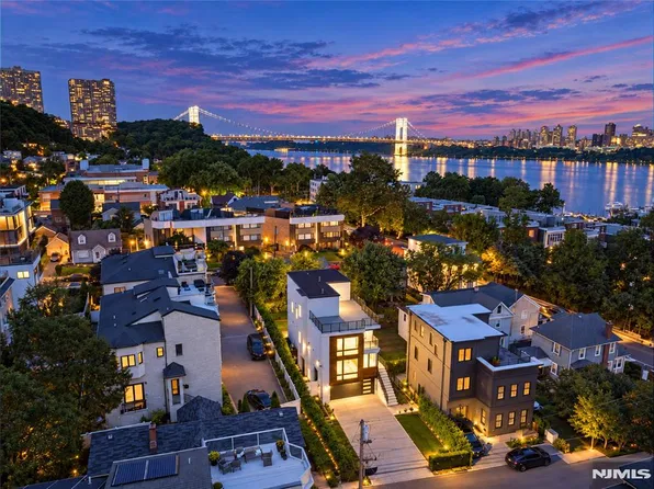 13 Lasher Lane, Edgewater, NJ 07020