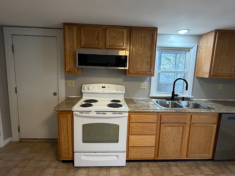 211A N Railroad St — Photo 2