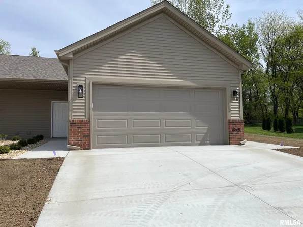 1078 Ravina Dr, Chatham, IL 62629