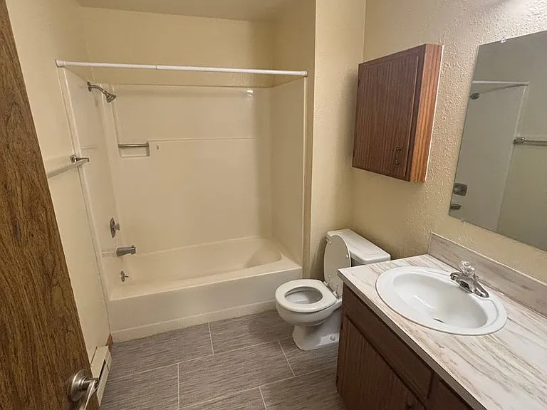 1 Bedroom 1 Bathroom at Hollywood Park Apartments — Photo 13