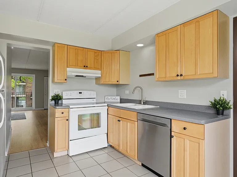 5513 Chateau Dr #4 — Photo 6