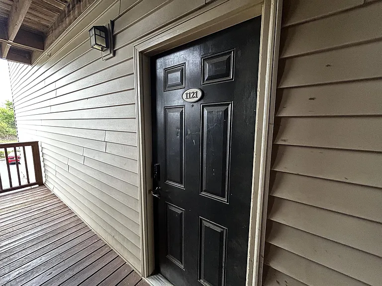 1121 Harts Ridge Dr — Photo 2