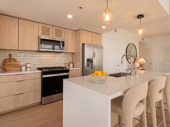 3rd image of 555 Upas St #2008