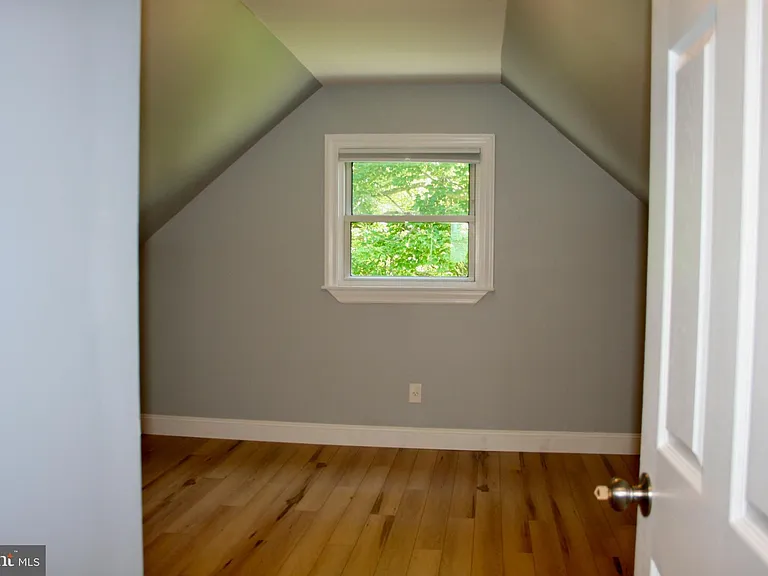 124 Stratford Ave — Photo 19