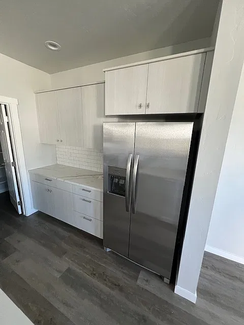 4 bed, 2023 sqft, $2,700 — Photo 3