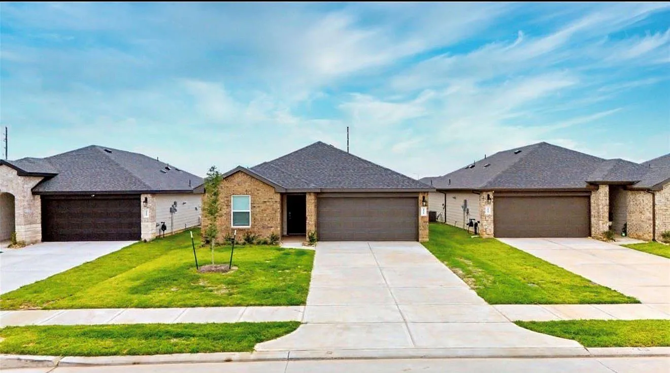 4 bed, 2.0 bath, 1778 sqft, $2,400 — Photo 1