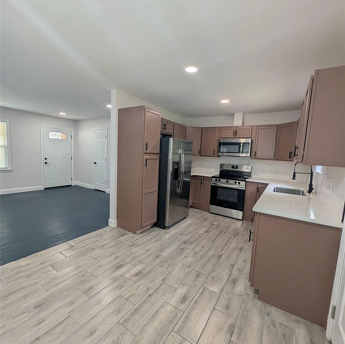 3 bed, 2.0 bath, 1088 sqft, $2,300 — Photo 2