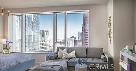 889 Francisco — Photo 2
