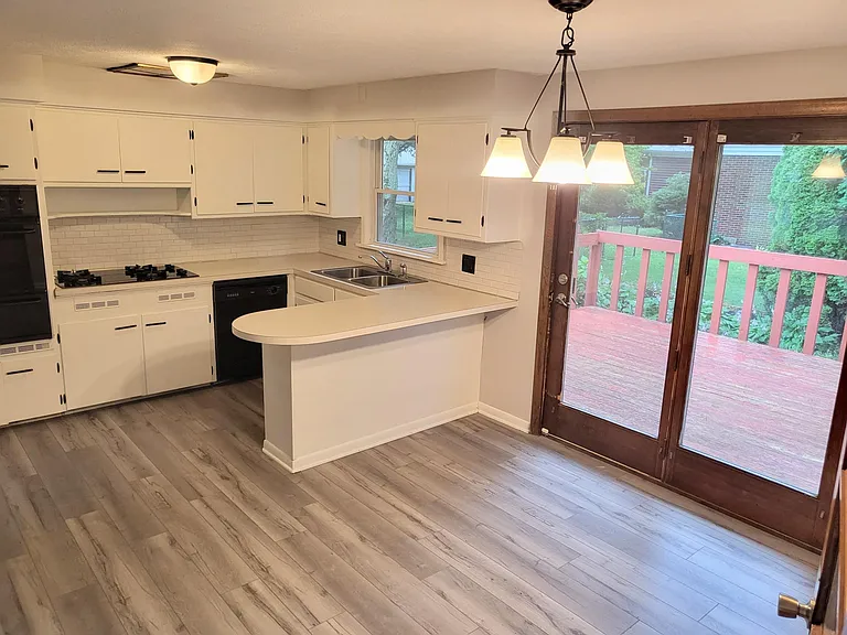 142 Moray Dr — Photo 2