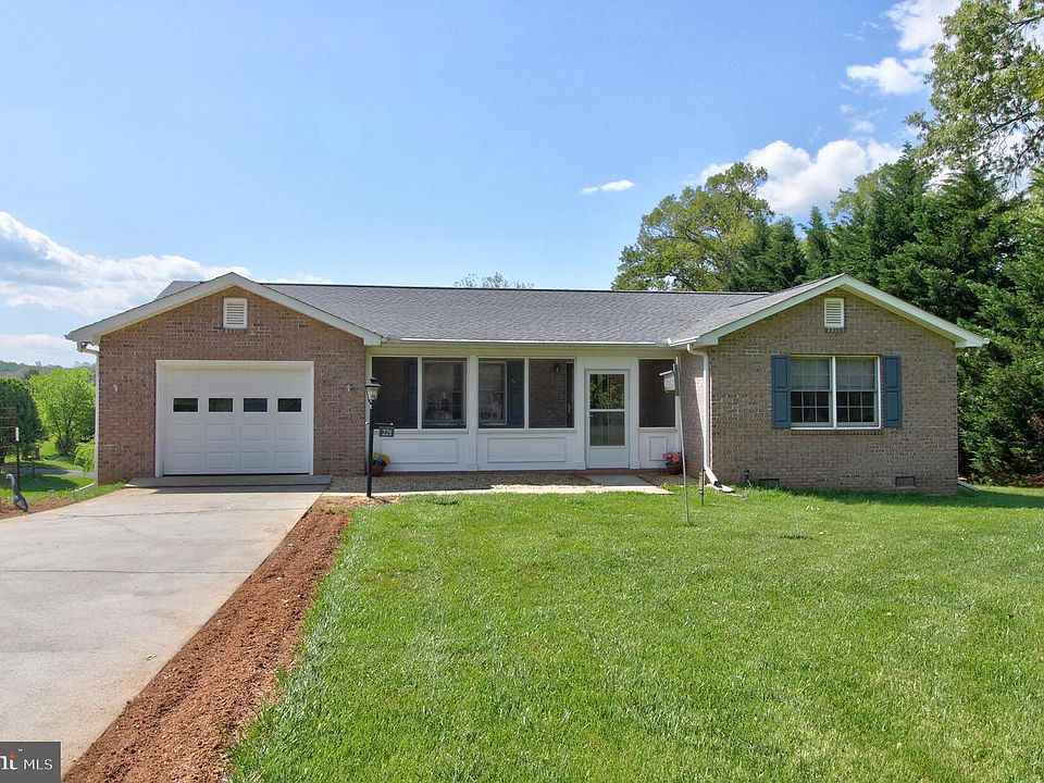 1st image of 221 Fairlane Dr
