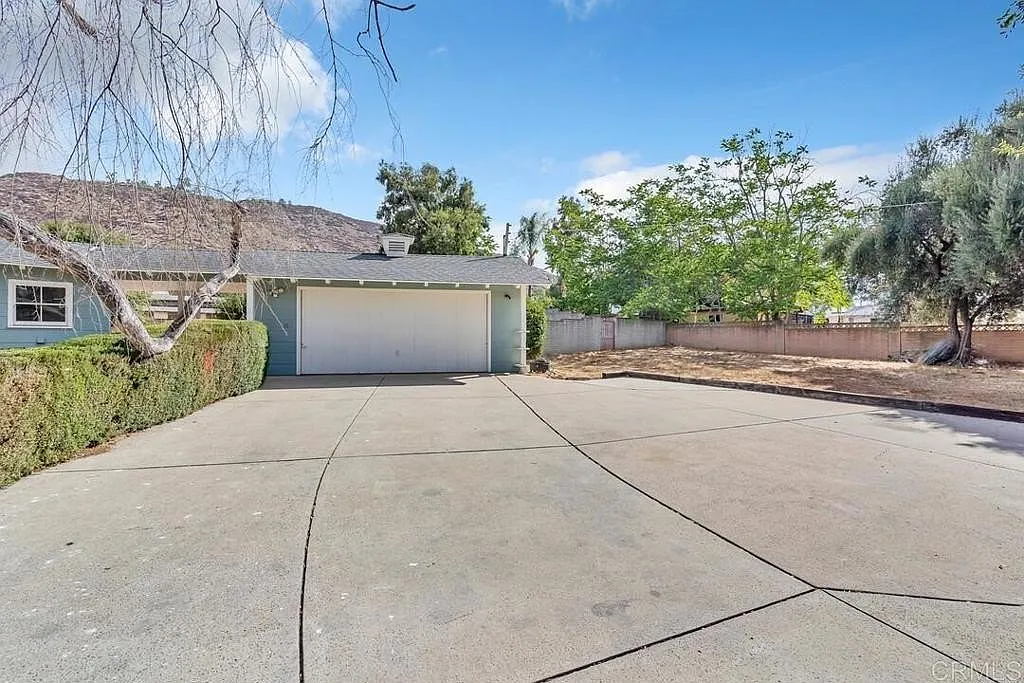 3 bed, 2018 sqft, $4,990 — Photo 3