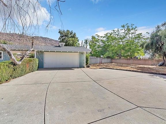 3rd image of 988-90 Pepper Dr