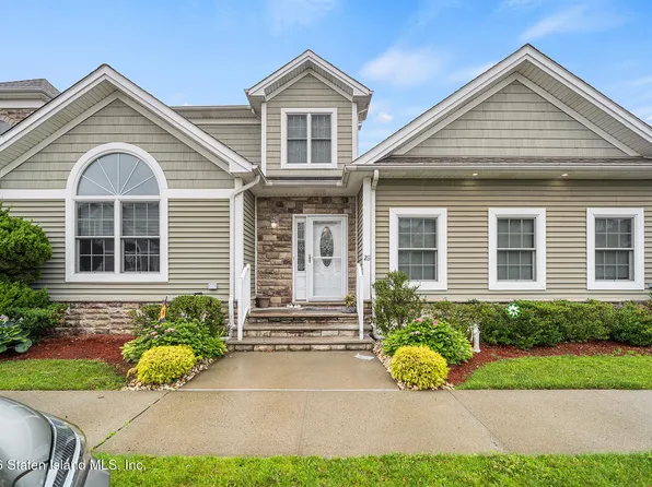 28 Pilot Ln, Staten Island, NY 10309