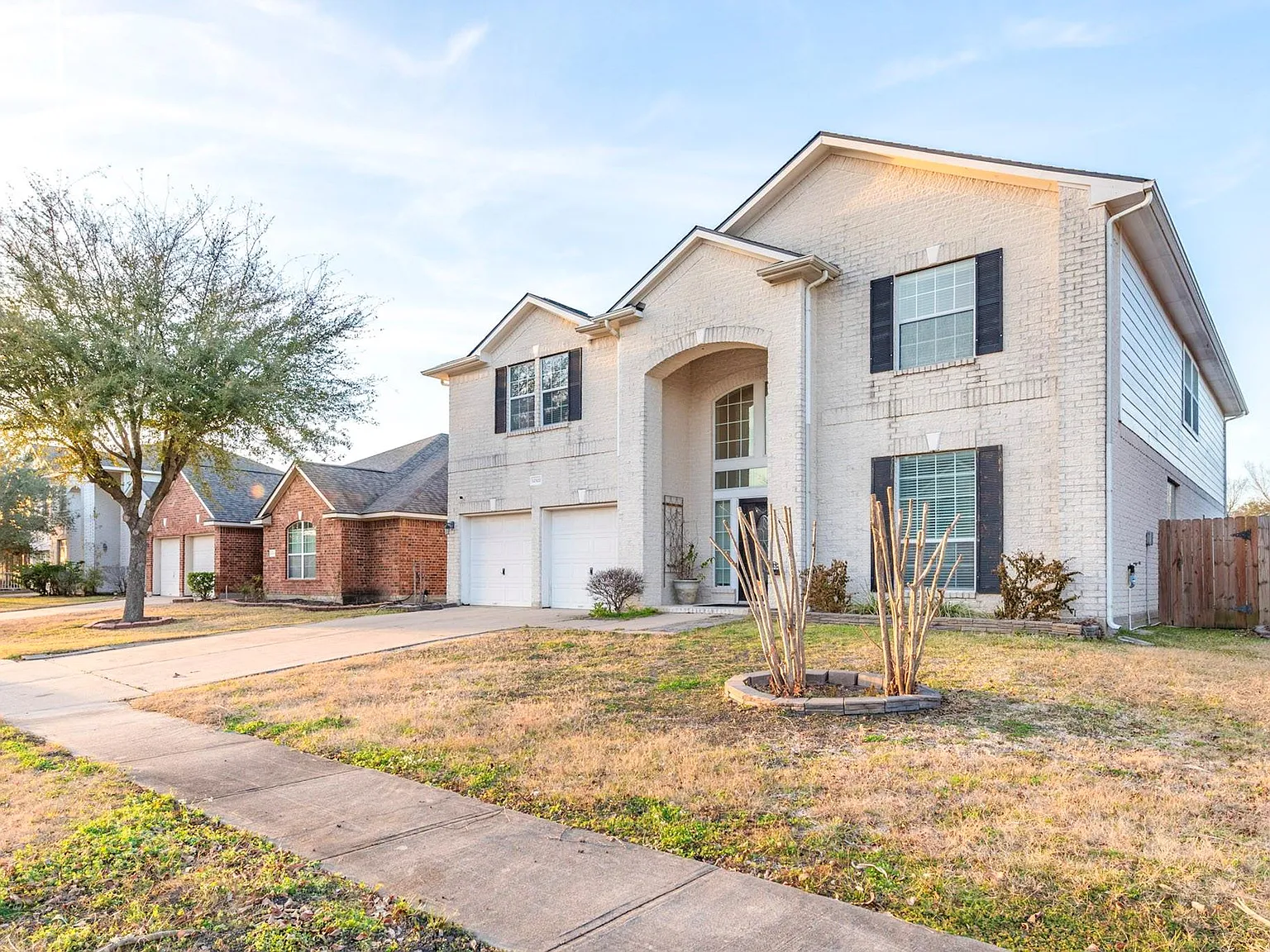 5 bed, 3.5 bath, 4460 sqft, $3,200 — Photo 3