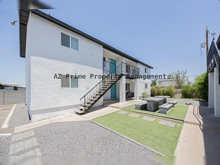 719 N 12th Ave #4 — Photo 1