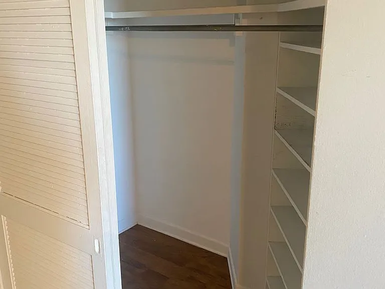 Stunning Large One Bedroom, Lake View, Elevator Building — Photo 35