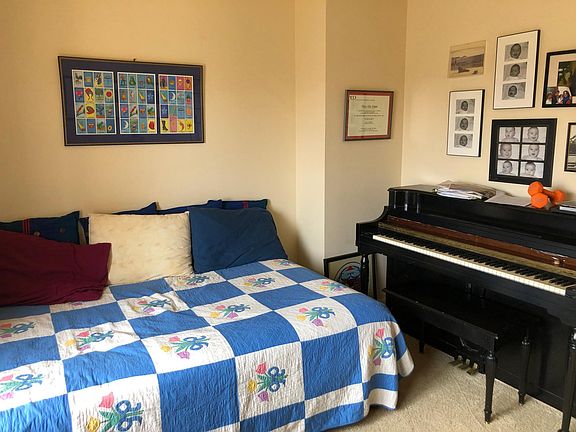 Guest bedroom/piano room/office